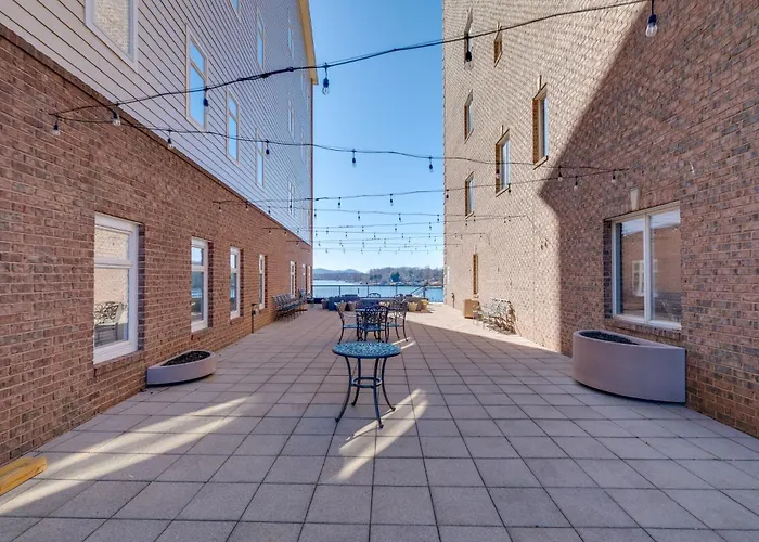 Top-Floor Balcony & Serene Views: Huddleston Condo