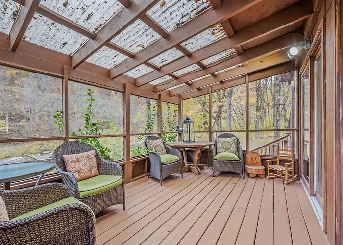 River Time Cabin - Riverfront, Hot Tub, Screen Porch, Fishing, Games, View, 3 King Beds