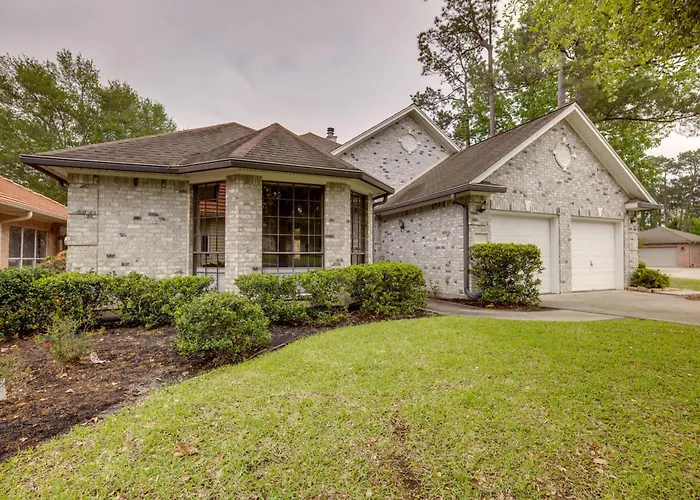 Grills & Boat Dock: 'Comfy Cove' On Lake Conroe