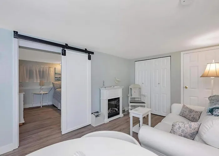 Quaint 1 Bedroom Lower Suite In Victoria, Bc