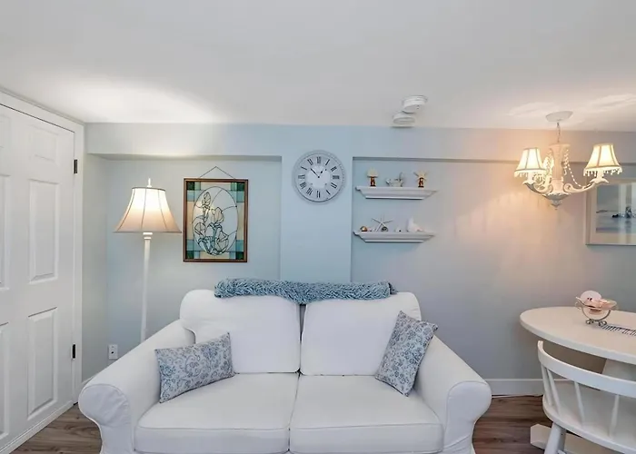 Quaint 1 Bedroom Lower Suite In Victoria, Bc