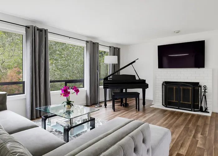 Remodeled, Spacious, Modern Retreat 5 Bedroom 3Ba, 2Kit