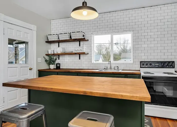 Enchanting Bungalow - 2Br Historic Hidden Gem