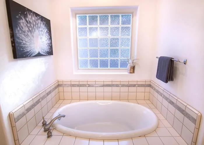White Feather Suite Hot Tub Private Sleeps 2