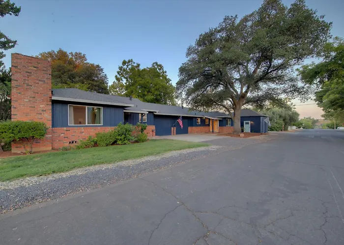 Folsom Old Town Escape • Cozy Cottage + Library