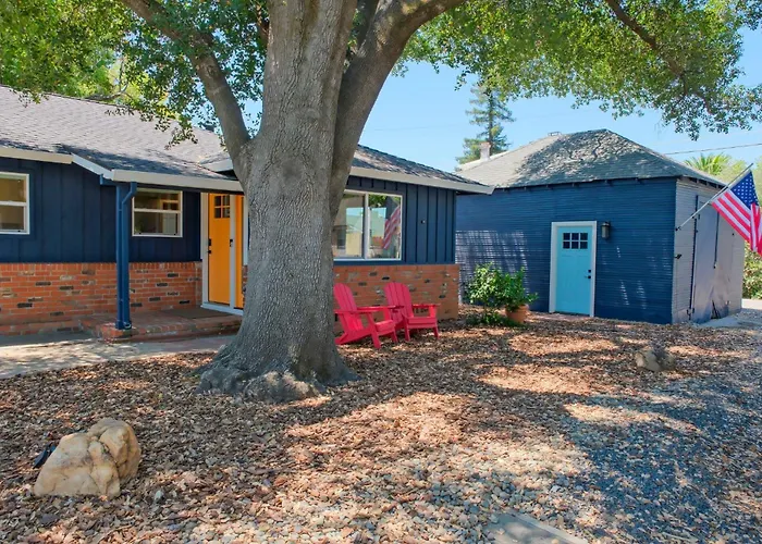 Folsom Old Town Escape • Cozy Cottage + Library