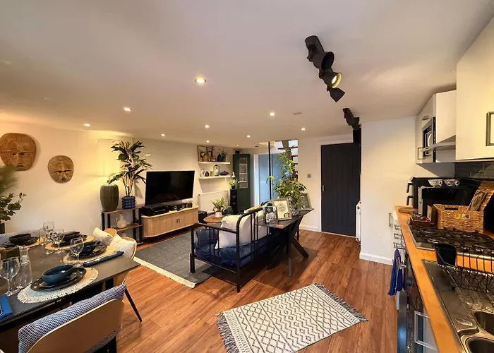 Cozy Cottage Coventry Self Check-In After 3Pm, Pets Friendly-Entrance Between Houses 8 And 10