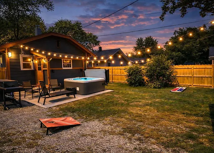 Broad Ripple Bungalow - Hot Tub, Fire Pit & Arcade - Sleeps 4