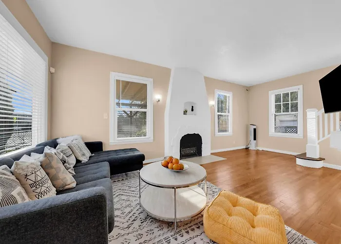 Quiet 3Br Oakland Home • Big Yard • Free Parking