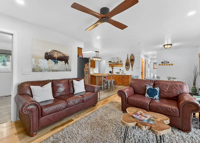 Above Par - Quiet & Private Retreat | Parking + Lake Views