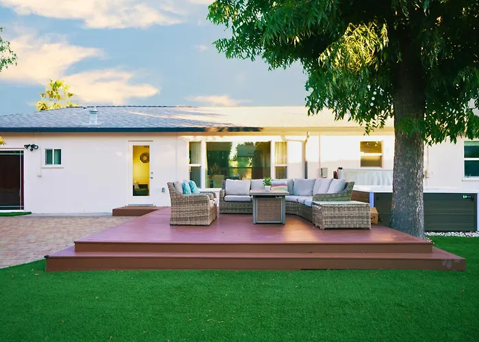 Cheerful 3Br Bar, Jacuzzi & Kids Treehouse