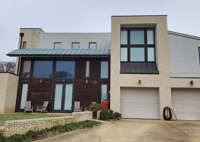 Arlington Contemporary 5 Bdrm Home