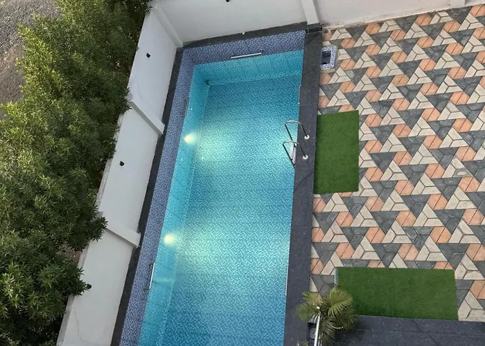 Silver Green Villa With Garden And Bath Tub