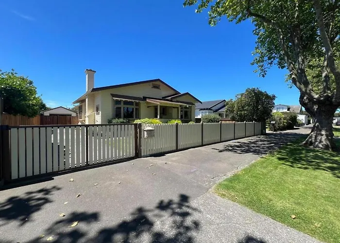 Chic 4 Bedroom City Home With Large Garden
