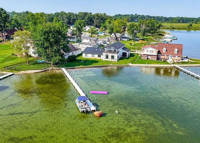 Chapman Lake Retreat With Pier, Fire Pit And Games