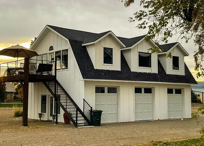 Home W/ Farmstyle Loft & Views, Mins To Dtwn