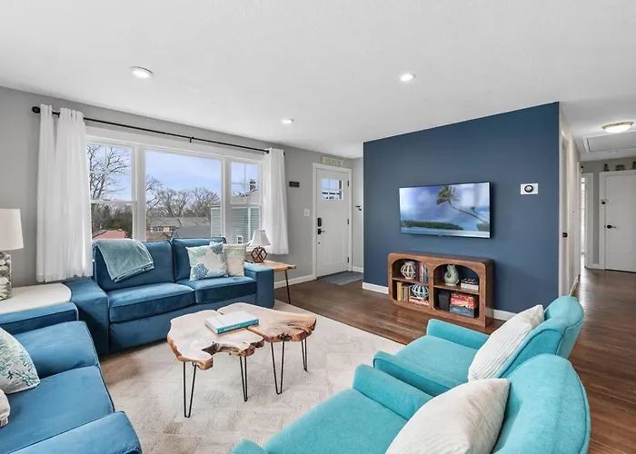 4Br Home | Walk To Beach & Downtown | Parking