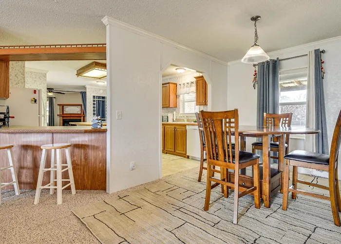Steps To Lake Eufaula: Family Home W/ Deck & Yard
