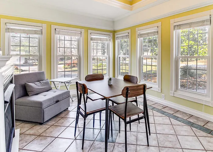 Pool, Patio & Putting Green: Manchester Getaway
