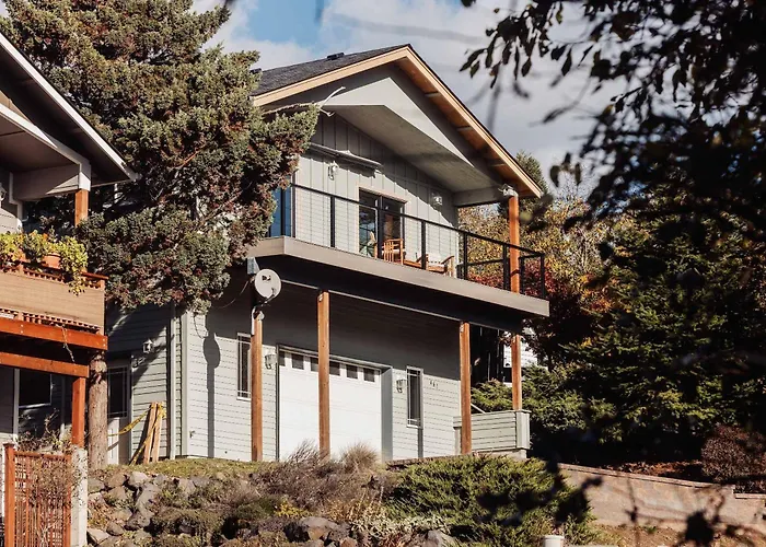 Modern Gorge Retreat Steps From River & Hiking