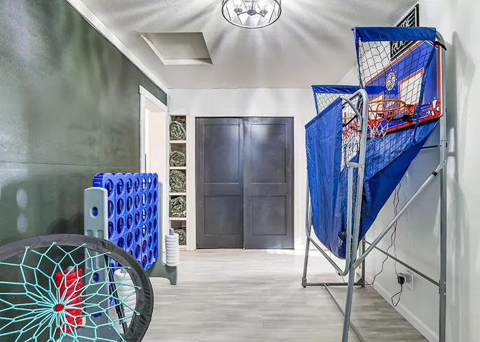 Family Home W/ Game Room, 1 Mi To Lake Cascade!
