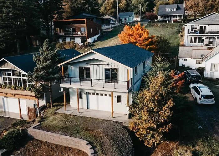 Modern Gorge Retreat Steps From River & Hiking