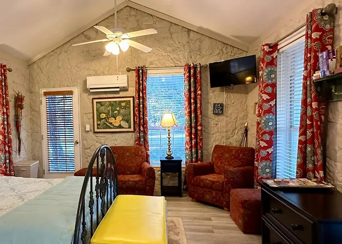 Hilltop Cottage, Historic Silver Spur Dance Hall
