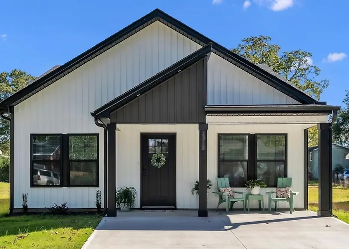 3 Bedroom Downtown Spartanburg- Upscale& Work Ready "Sweet Carolina Cottage"