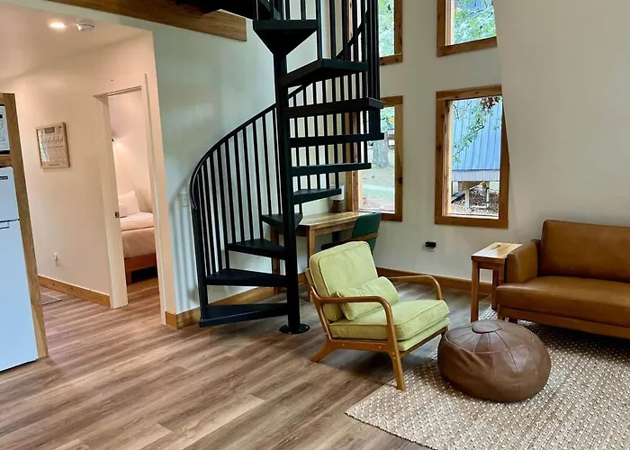 Running Spring Retreat-Cozy Forest A-Frame Near Bentonville