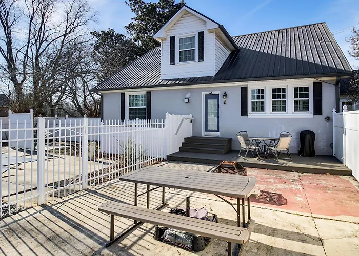Pool, Patio & Putting Green: Manchester Getaway