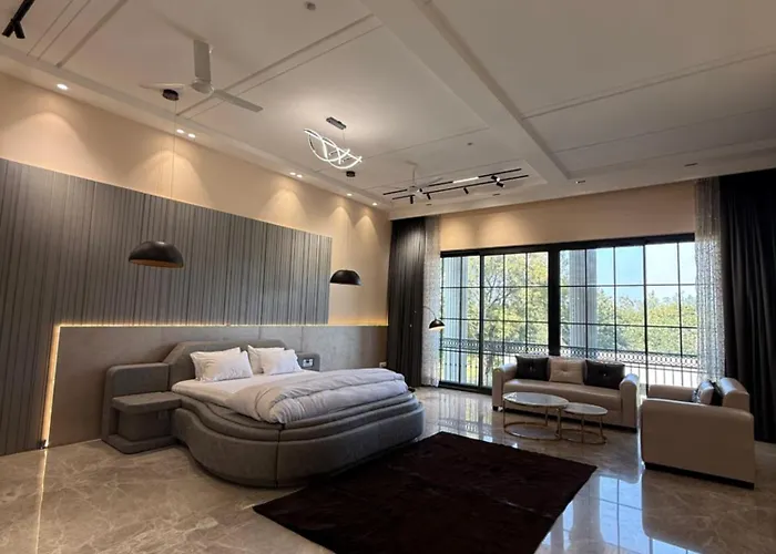 Ultra Luxury 7Bhk Estate I Pool, Grand Lawn And Tubs