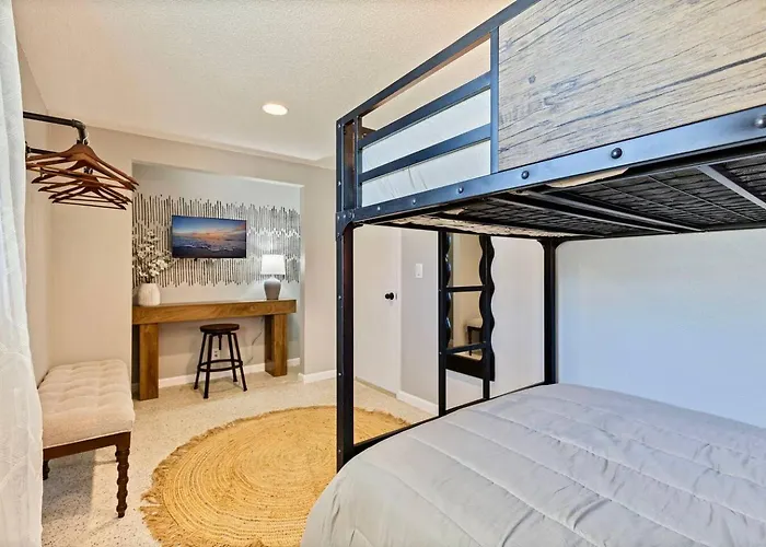 Right At Home Stays - Modern 2Br 2Ba With Yard & Fireplace
