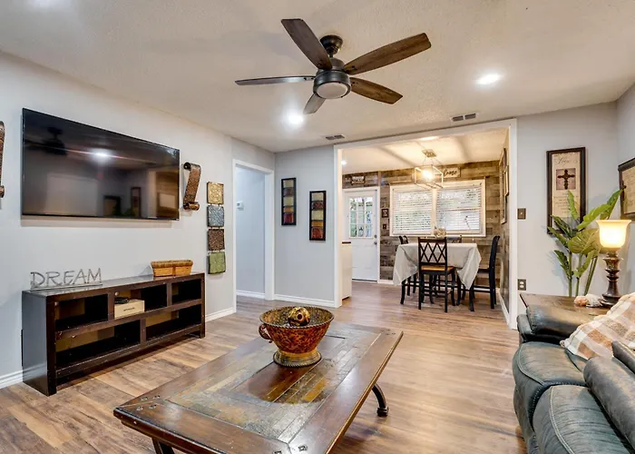 Near Wineries & Guadalupe River! Stylish Home
