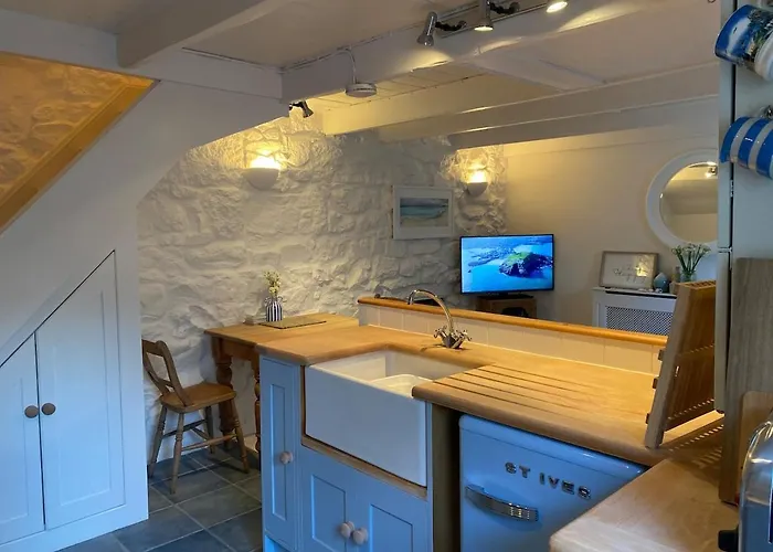Sea-Ah-Na Side Cottage - Steps From The Beach Grade II Listed Refurbished Romantic Getaway