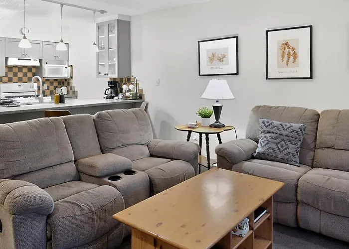 The Landing- Your Downtown Waterfront Oasis