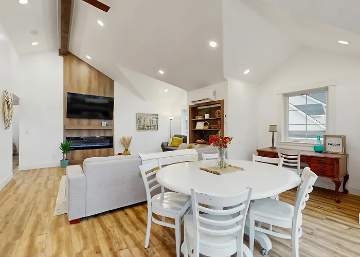 Home W/ Farmstyle Loft & Views, Mins To Dtwn