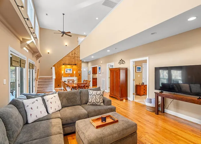 Spacious Family Retreat-Hot Tub & Game Room
