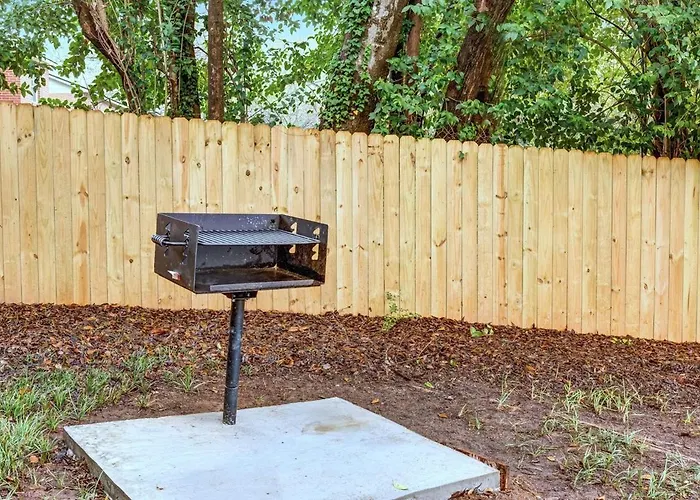 Classic Comfort Home- Near Ft Benning, Large Deck, Sleeps 10