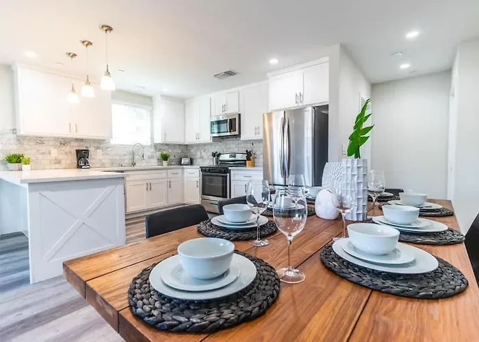 Escape In Modern 4Br Home Sleeps 10 With Parking