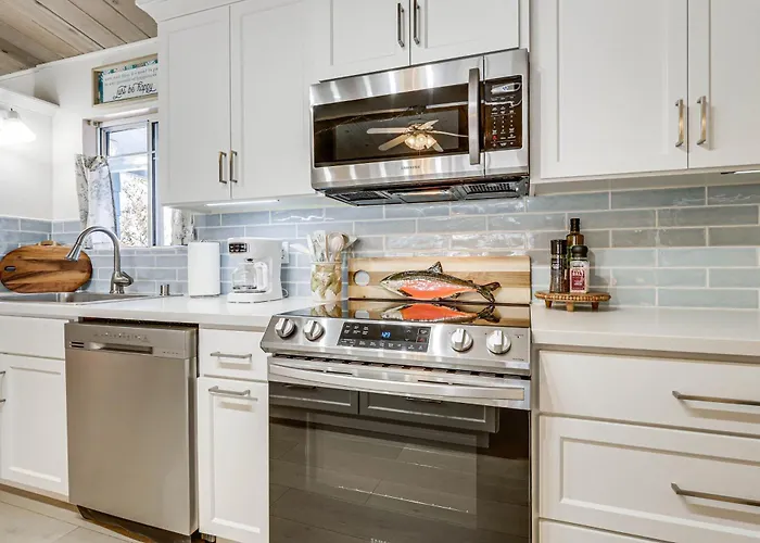 Clear Lake Gem On Canal W/ Dock: Dogs Welcome!