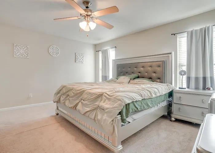 Spacious Family Getaway W/ Yard In Kalamazoo!