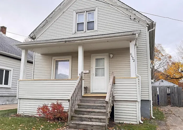 Freshly Renovated 3 Bedroom House With 4 Beds