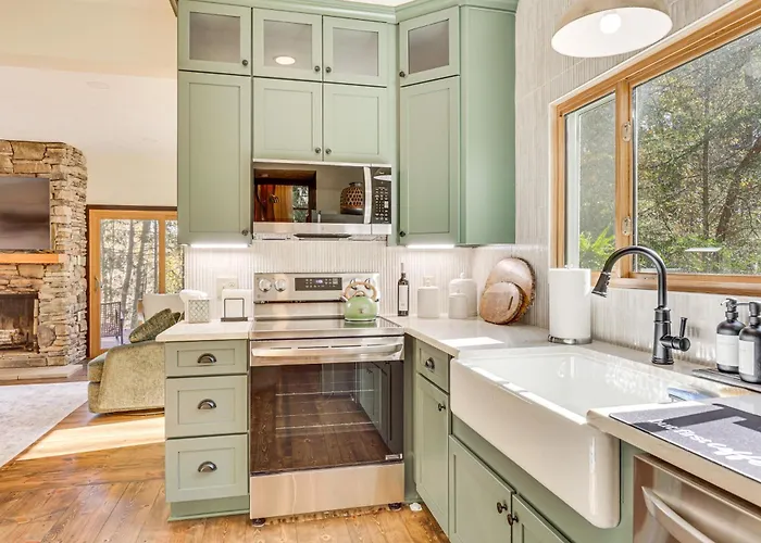 Trails, Wine & Events! Cuyahoga Falls Retreat