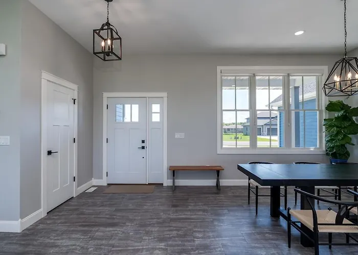 Spacious Modern Retreat Sleeps 8