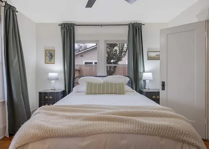 2 Bed1 Bath, Historic Beauty, Walk Downtown