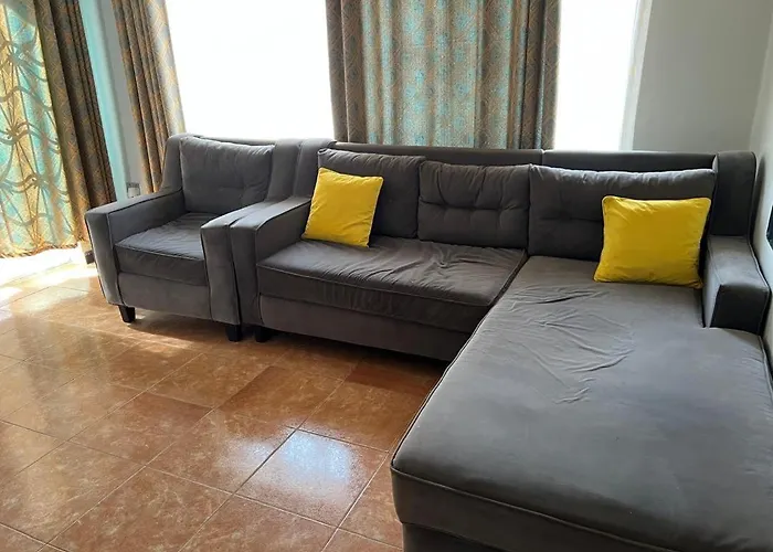 Spacious One Bedroom Bangalow -8E3
