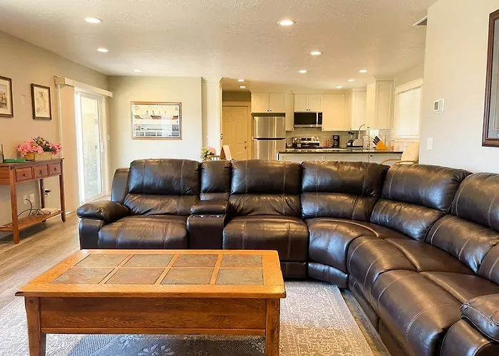 Great Family Friendly Home With Large Fenced Yard