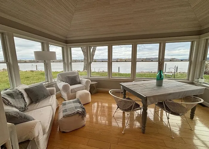 Mississippi Waterfront Getaway-Dogs Welcome!
