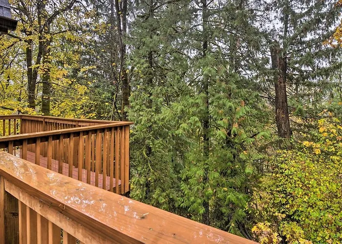 Creekside Cabin Retreat With Private Hot Tub
