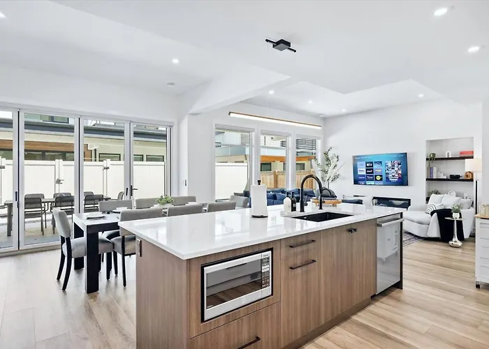 Luxurious 4Br Beach Retreat With Backyard And Balcony